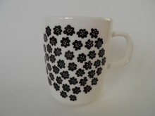 Puketti Mug Black Flowers Marimekko 