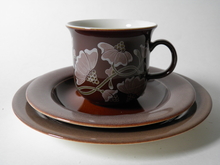 Kastanja Coffee Cup and 2 Plates
