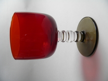 Sukat makkaralla viinilasi punainen Marimekko 